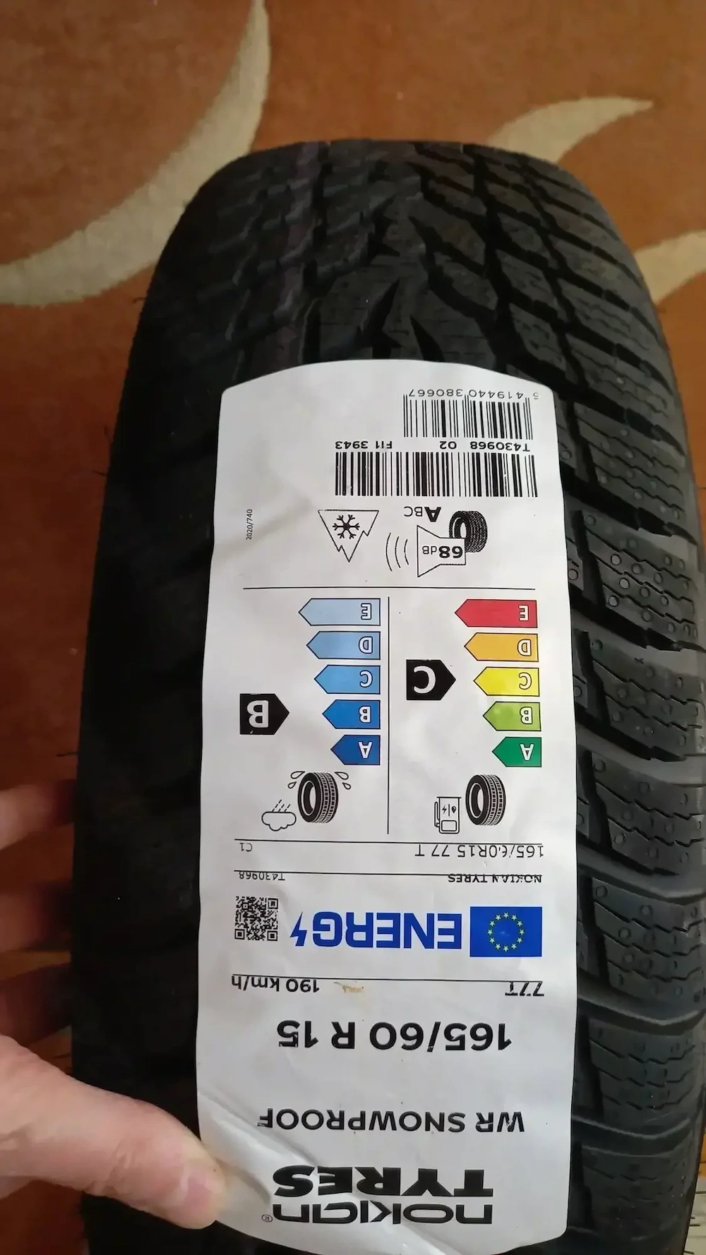 Vand anvelopa noua pt iarna marca NOKIAN,dimensiuni 165/60 R15
