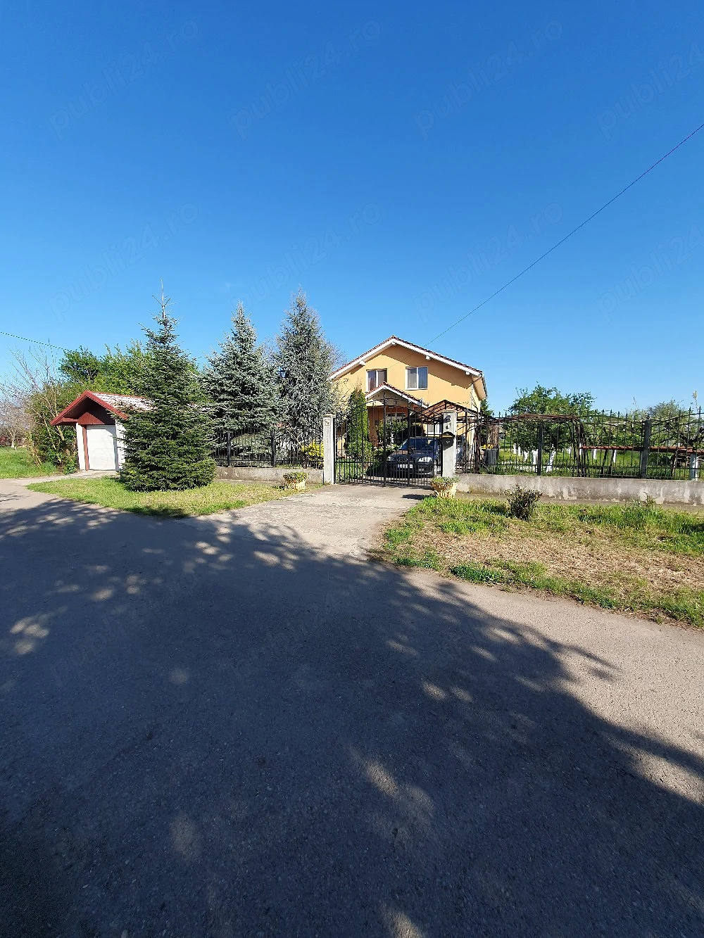 de vanzare casa într-o zona linistita situata la 20 de minute de centrul orașului 