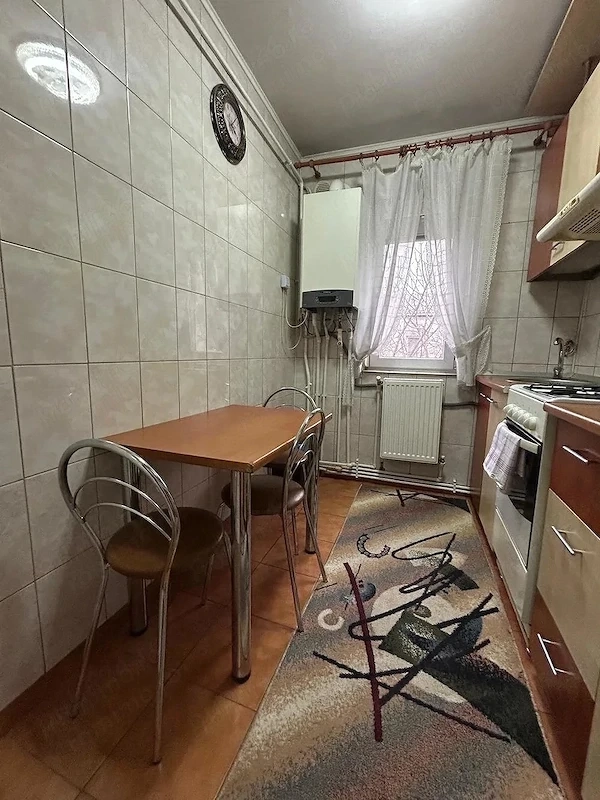 Apartament format din 3 camere, cu centrala proprie
