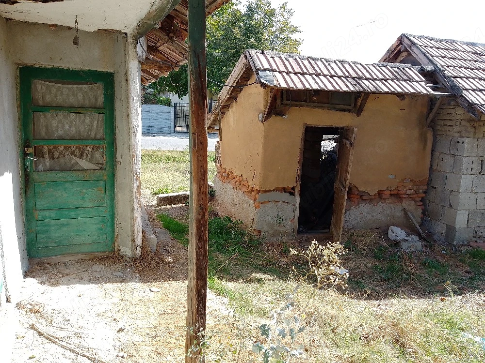 Teren intravilan1.120MP+ Casa bătrâneasca Demolabilă