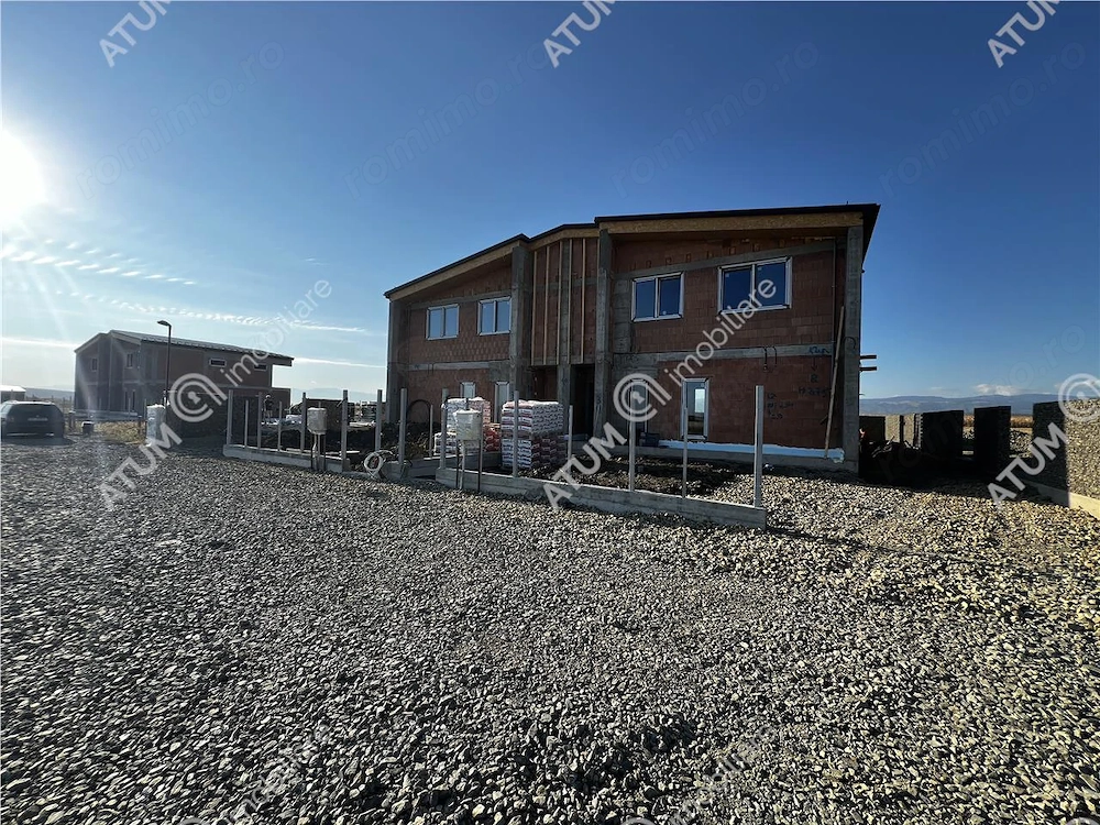 Casa moderna cu 4 camere 3 bai si teren propriu de 350 mp in Sura Mica