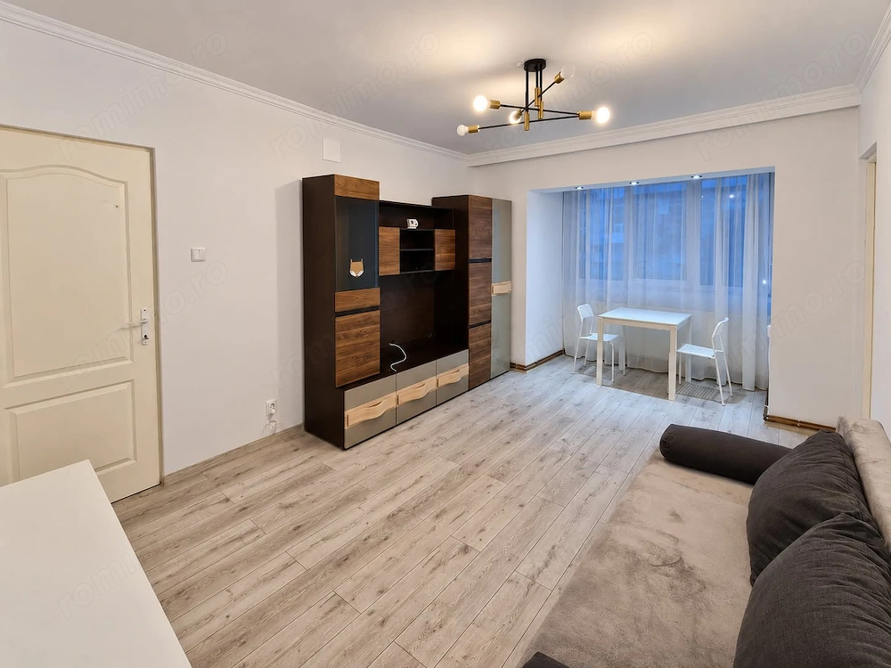 Apartament renovat, langa spitalul judetean in bloc izolat cu centrala proprie !