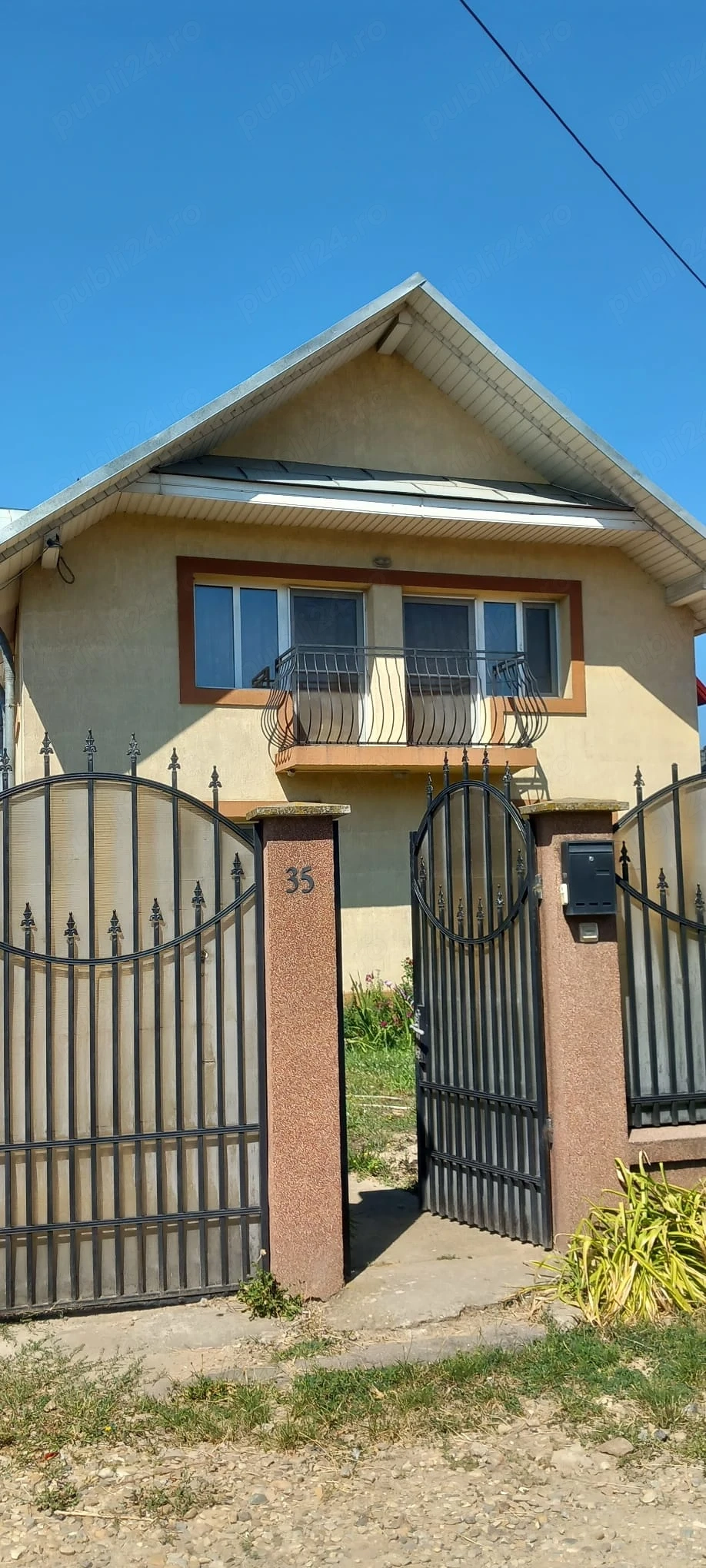 Vand casa cu 7 camere in Ramnicu Sarat, str.Al.I.Cuza nr.35 suprafata totala 600 MP