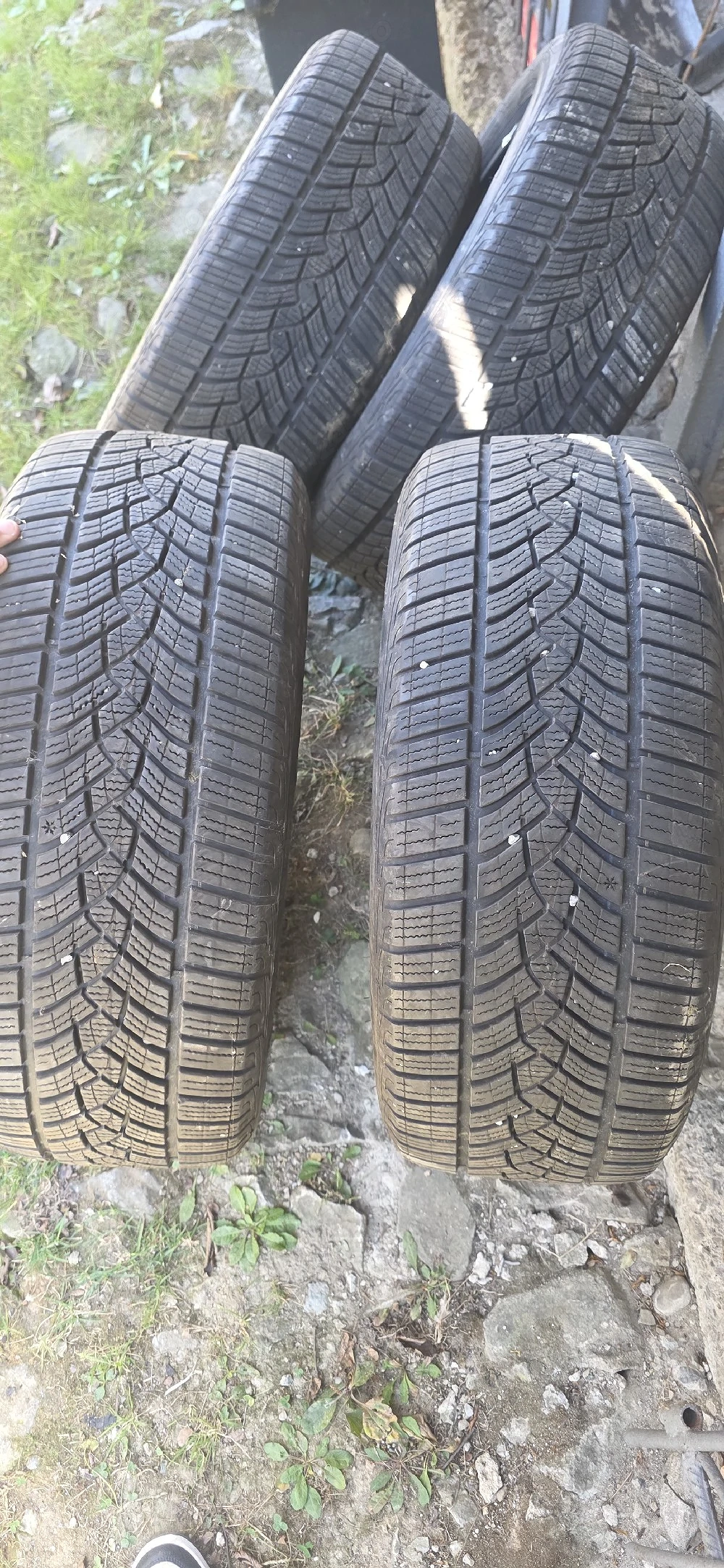 Vând anvelope iarna 225/50 R17