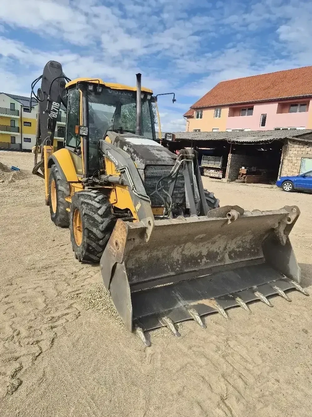 Buldoexcavator volvo bl71B an 2012.  Variante 