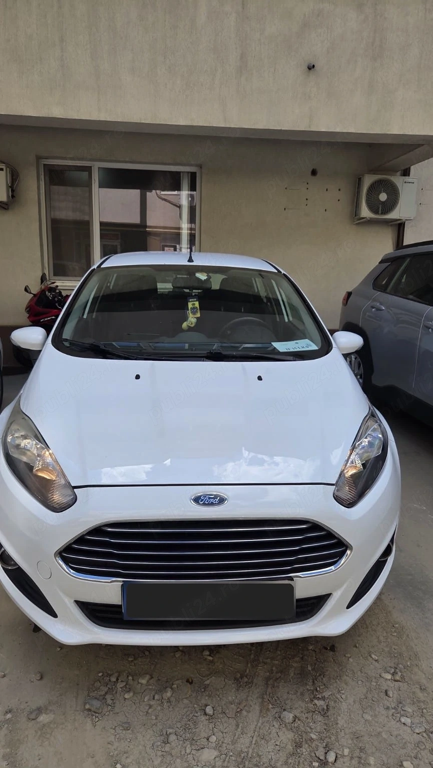 Vând Ford Fiesta, an fabricație 2013, motor 1.5 TDCi diesel (1.499 cm ), cutie manuală, culoare albă