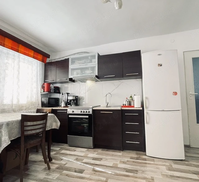 Apartament 2 camere etaj 1 , balcon, Rogerius
