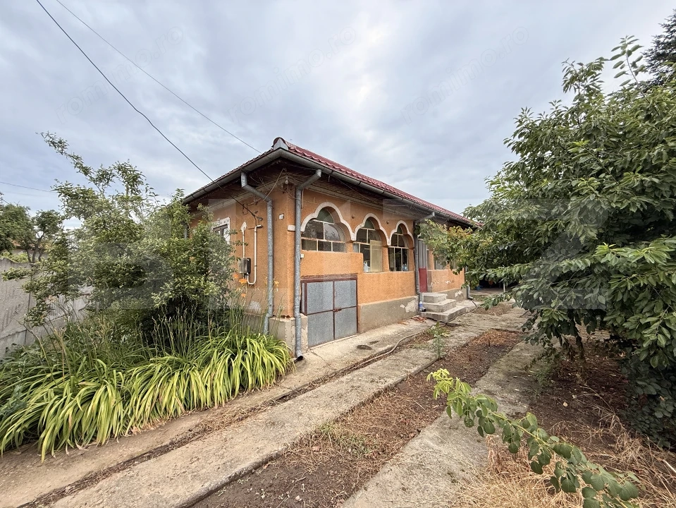 Casă veche, două corpuri, 85mp, teren 1.308 mp, zona Preajba