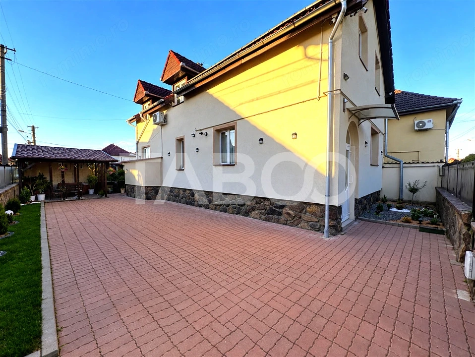 Casa individuala de vanzare cu 2 fronturi stradale zona Tiglari Sibiu
