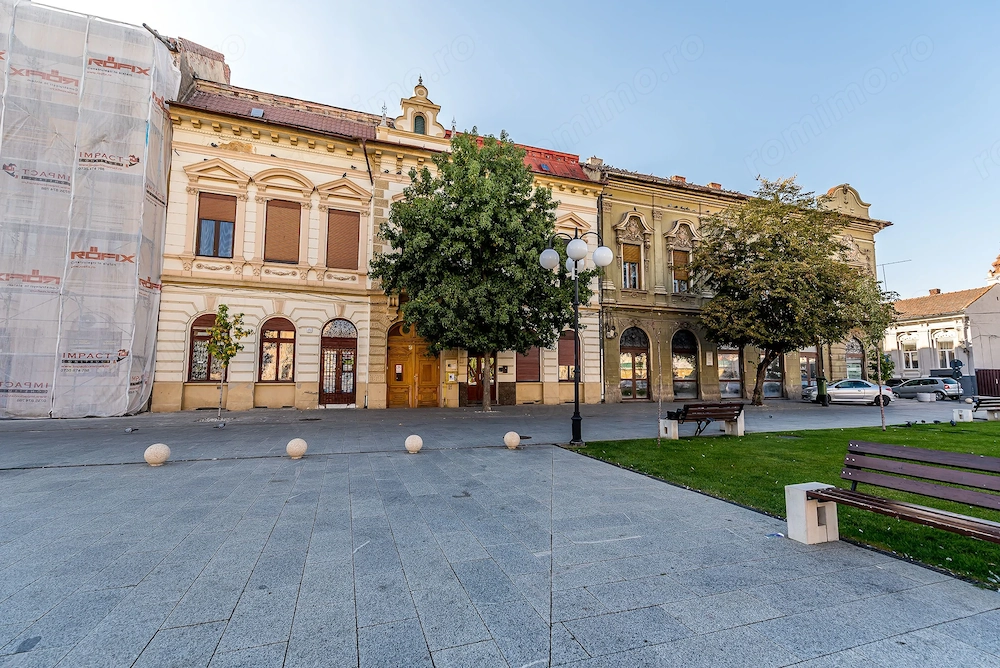 Apartament pe două nivele în Piața Catedralei, Arad.