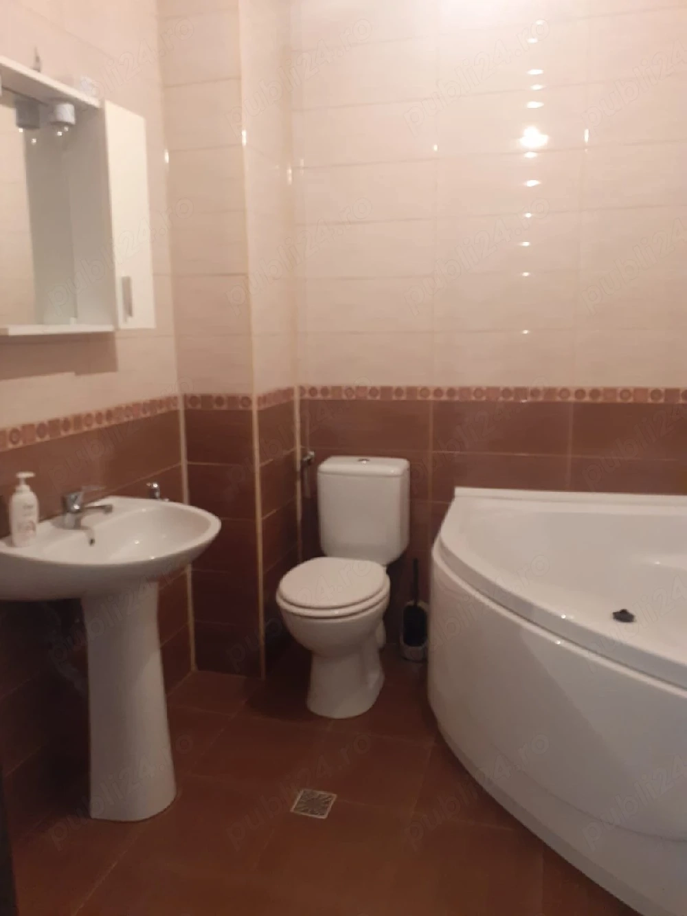 închiriez apartament 