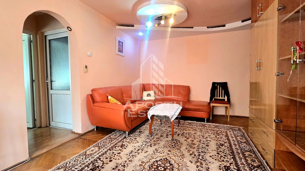 Apartament de vanzare cu 3 camere, etaj intermediar, zona Dacia