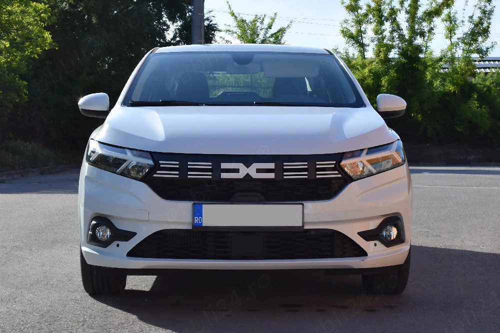 Dacia Logan 3 Prestige, motorizare 1.0 TCe de 90 CP și cutie automată CVT. 