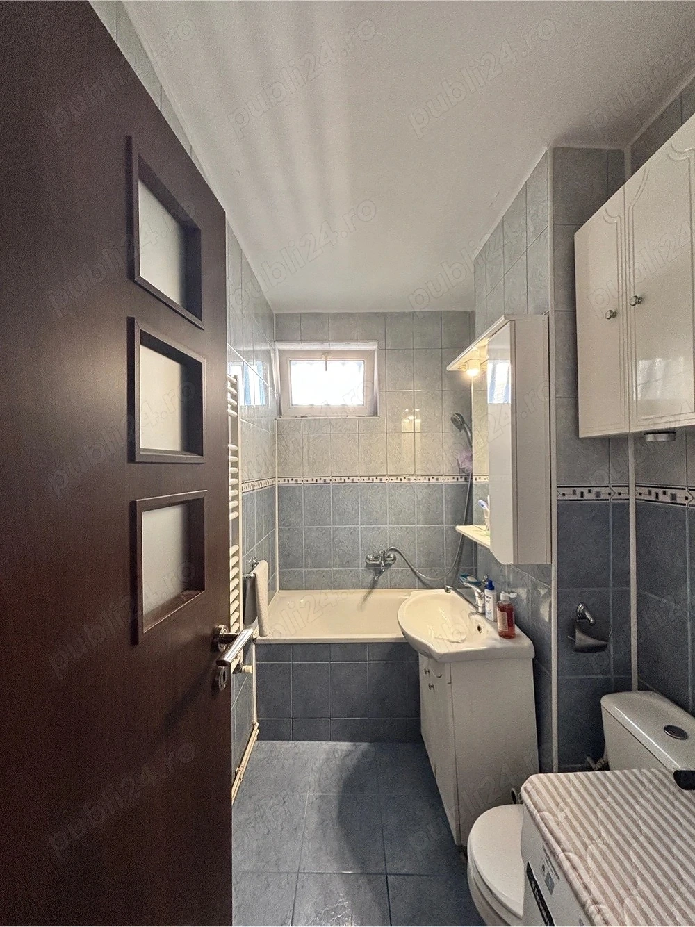 Apartament cu 3 camere situat în Brașov, cartierul Tractorul, în apropierea Pieței 