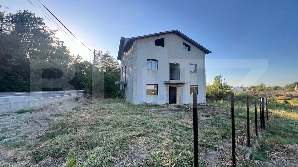 Casă P+1+M în construcție, teren 737 mp, Pielești, vis-a-vis pădure.