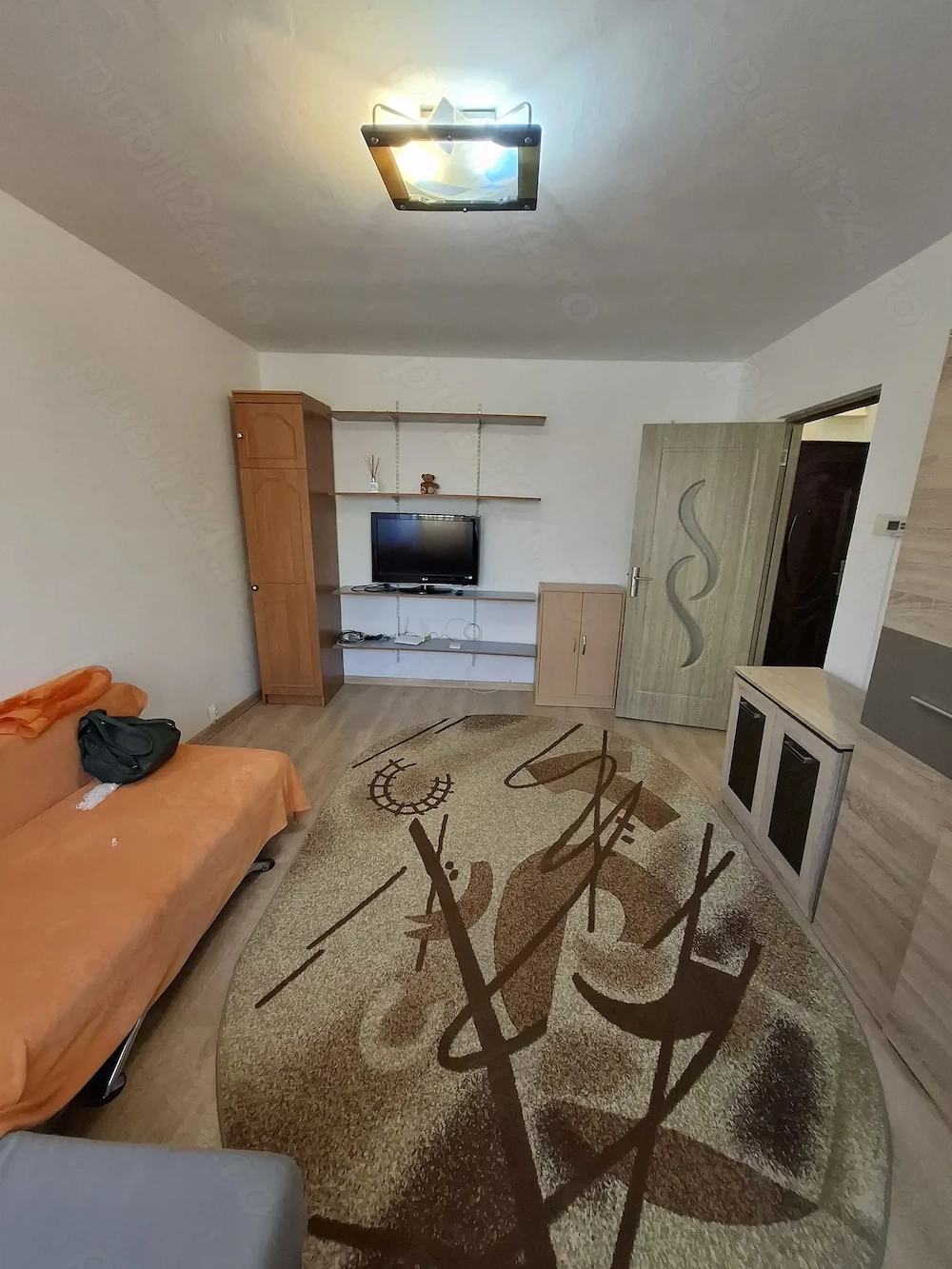 Închiriez apartament cu 1 cameră  bloc de 4etaje etaj intermediar 