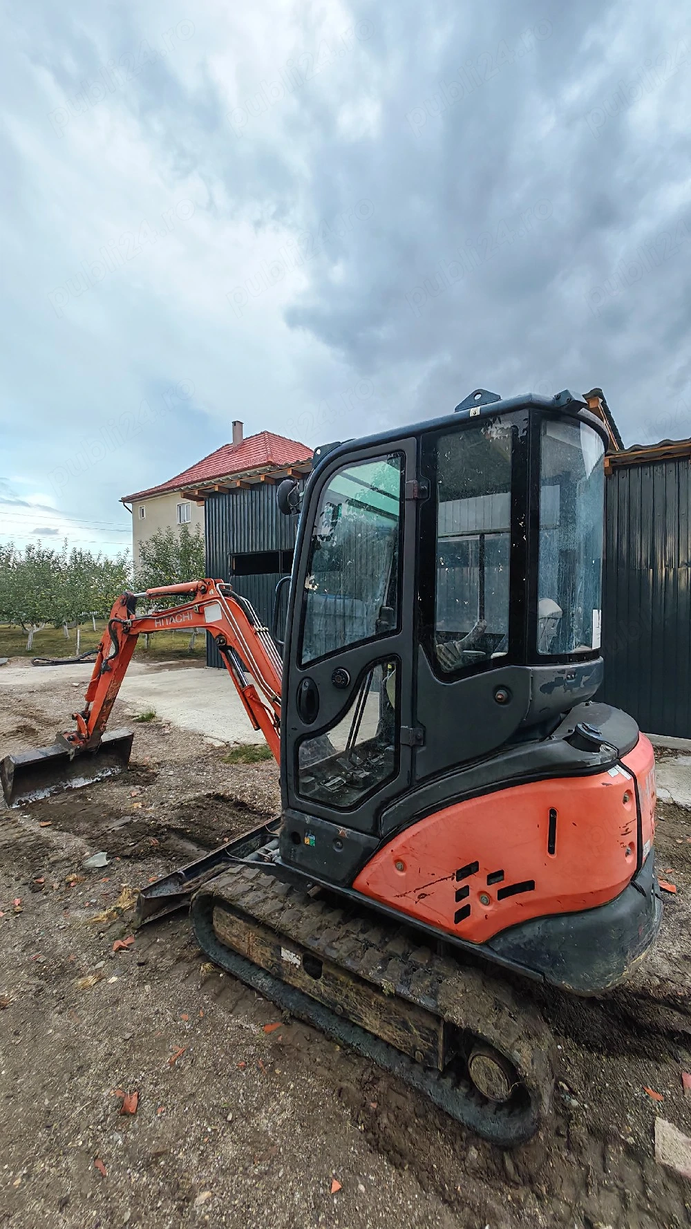 Miniexcavator Hitachi 2 tone, 2011,2700ore