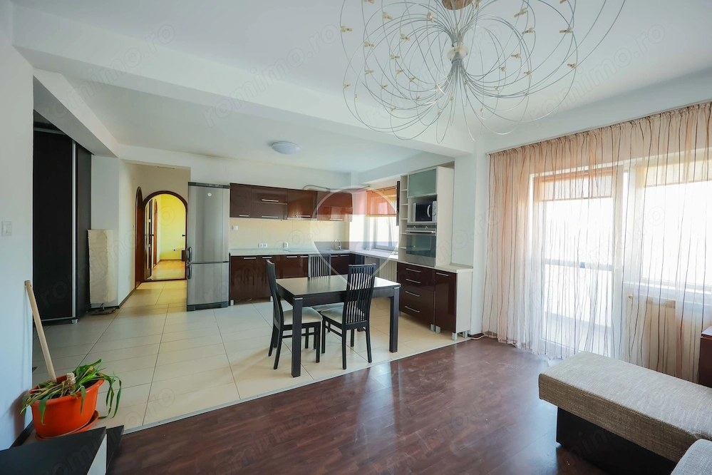 De vânzare apartament cu 3 camere, Strada Moldovei - Rogerius