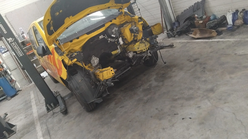 Service Auto  Angajam Tinichigiu  cu Experiență 