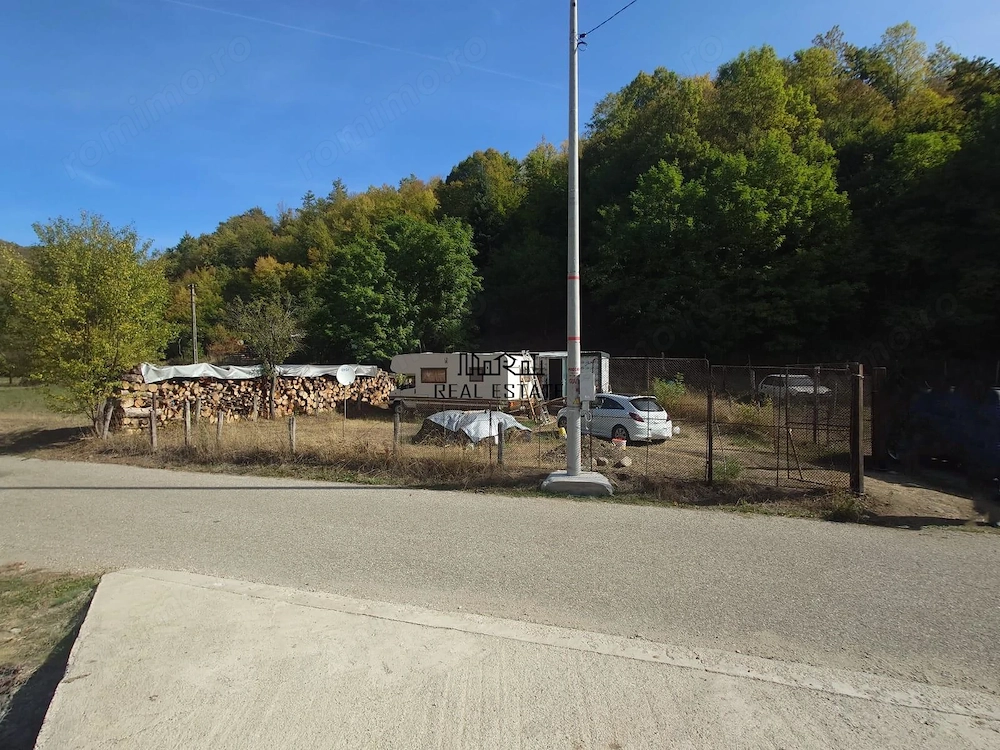 Teren intravilan de 317 mp, langa padure, container modular nou
