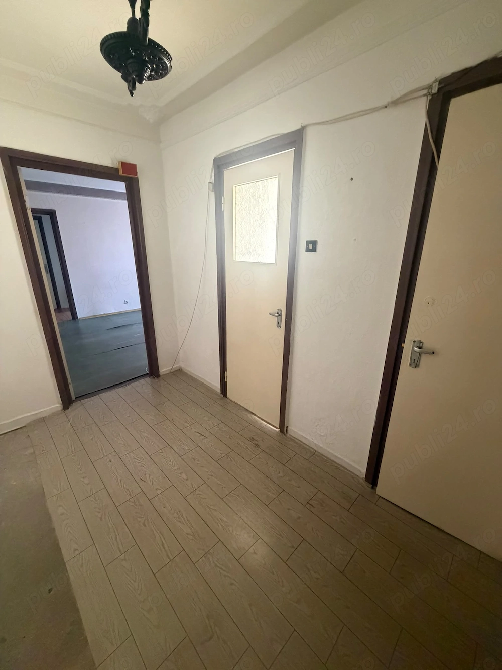 Apartament 3 camere semidecomandat, etaj 1 4, oras Bacau, zona Narcisa   direct proprietar
