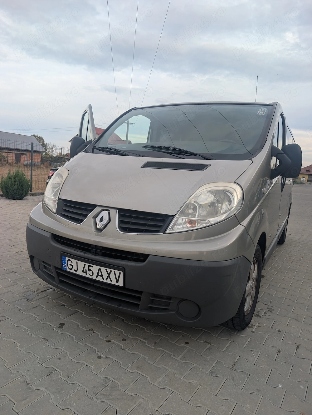 Vând Renault trafic 2.0 Varianta lunga 8+1 
