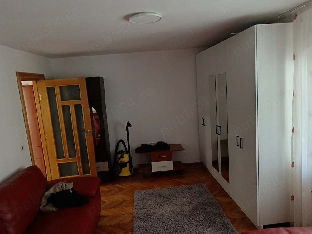 Închiriez apartament 
