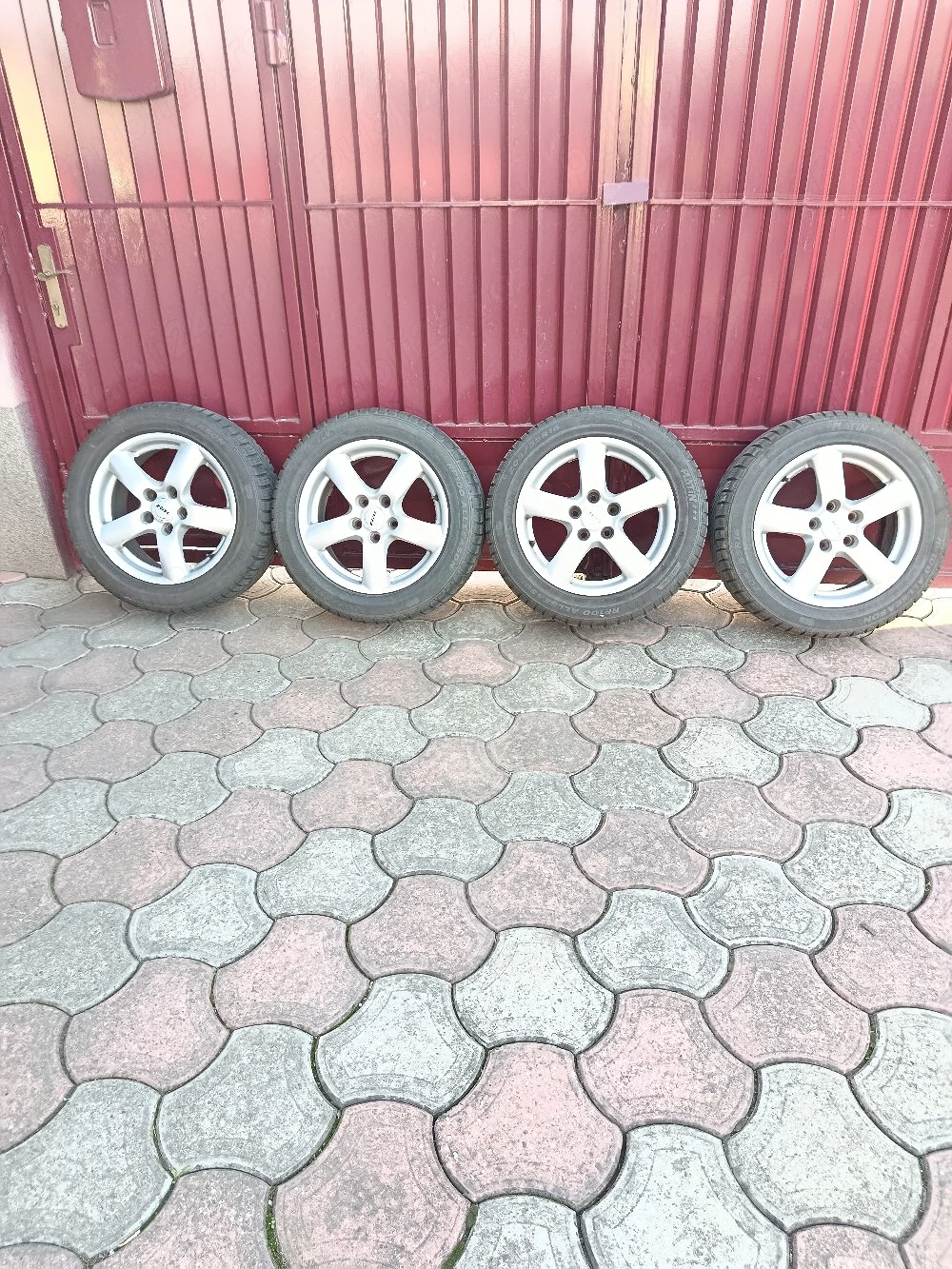 Vând 4 roți aproape noi 