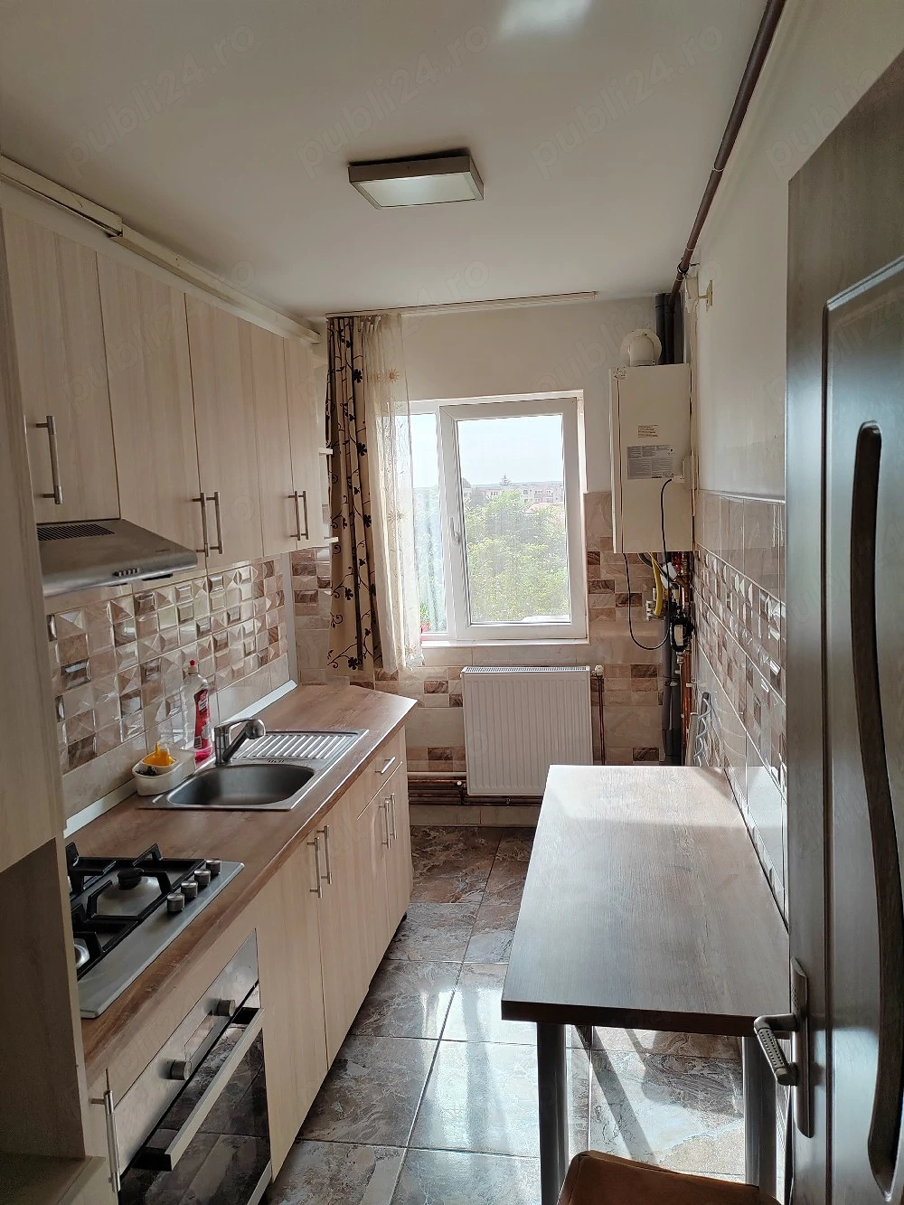 Închiriez apartament cu 2 camere 