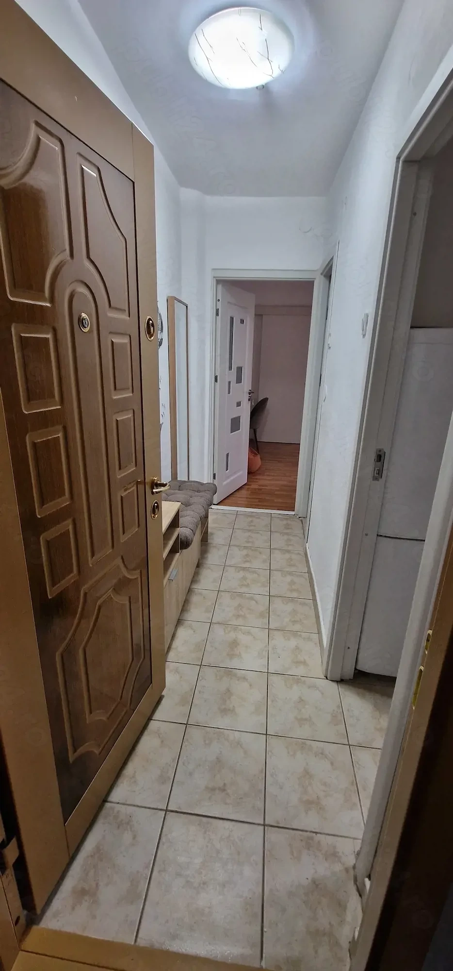 Închiriez apartament cu 2 camere 