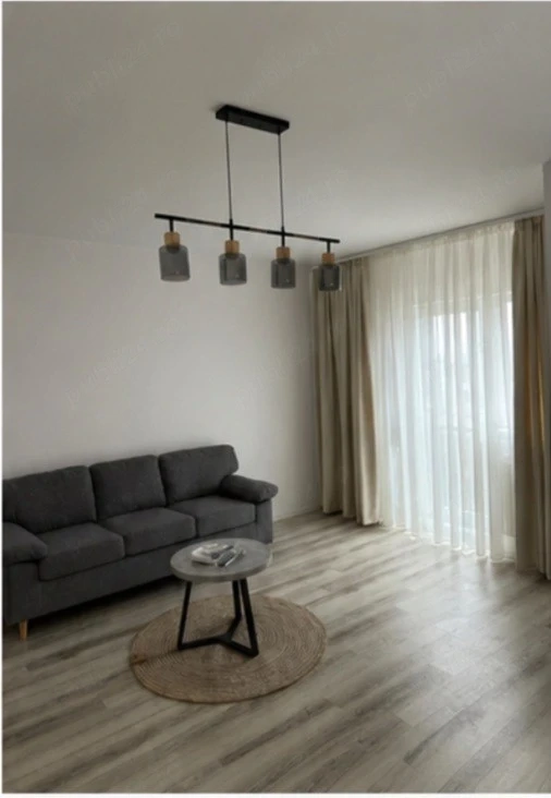 Închiriez apartament 