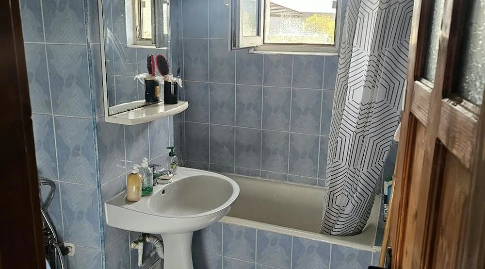 ap 2 camere spatios in spatele Spitalului Judetean, langa parcul  Padurice  cu CENTRALA PROPRIE