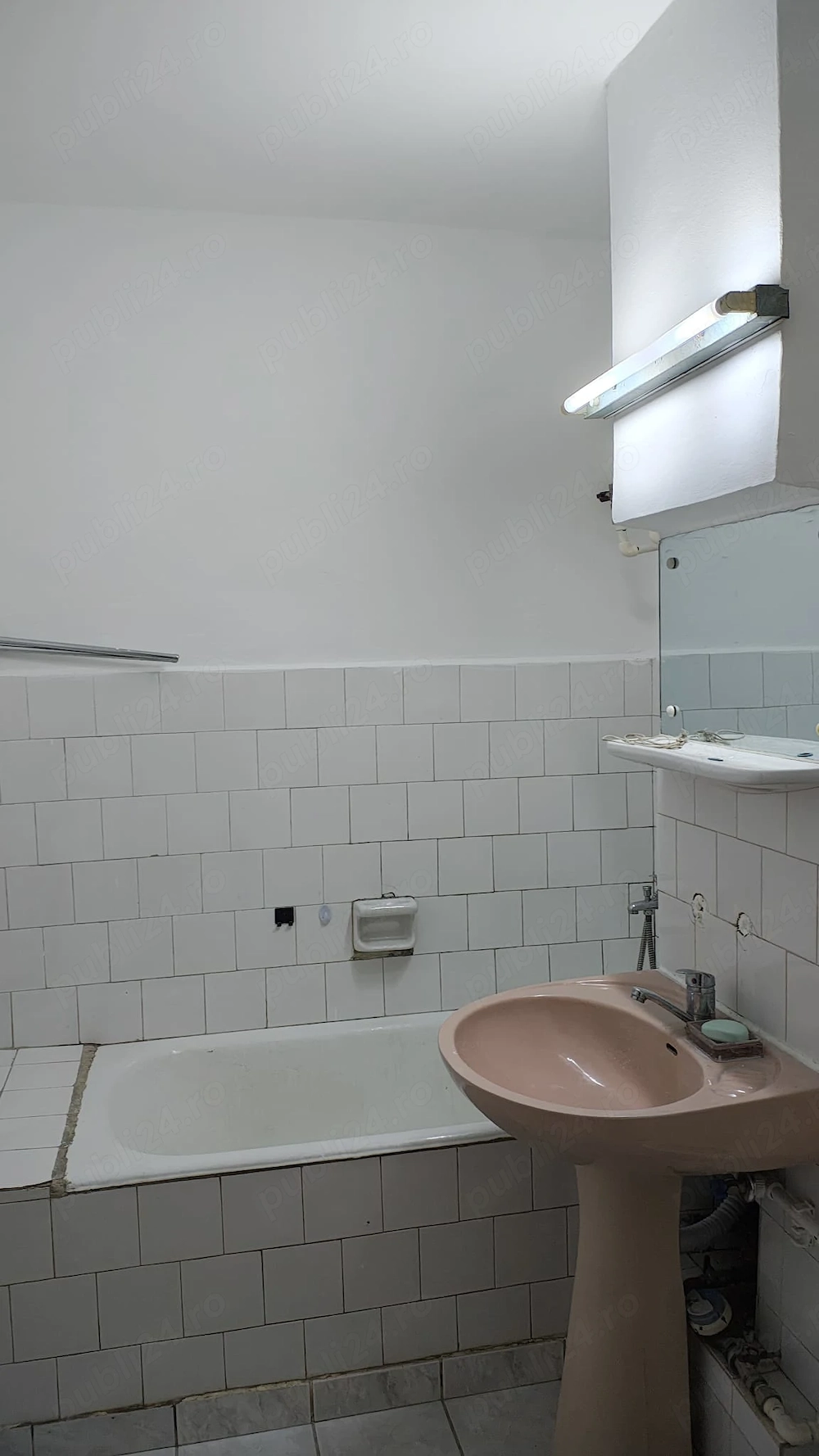 Vând apartament ultracentral, decomandat, 2 camere, baie, bucătărie, chicinetă, debara, terasă