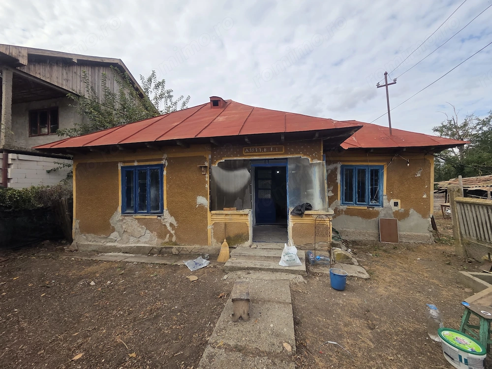 Vând casă tradițională cu teren   sat Mândra, comuna Văleni, județul Olt