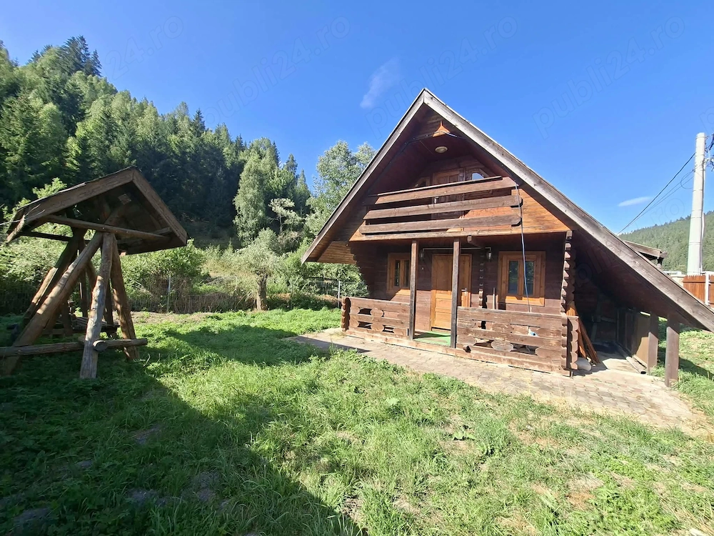 Casă de vacanță din lemn, 50 mp   Tulgheș, la strada principală ( drum asfaltat), lângă pârâul Putna