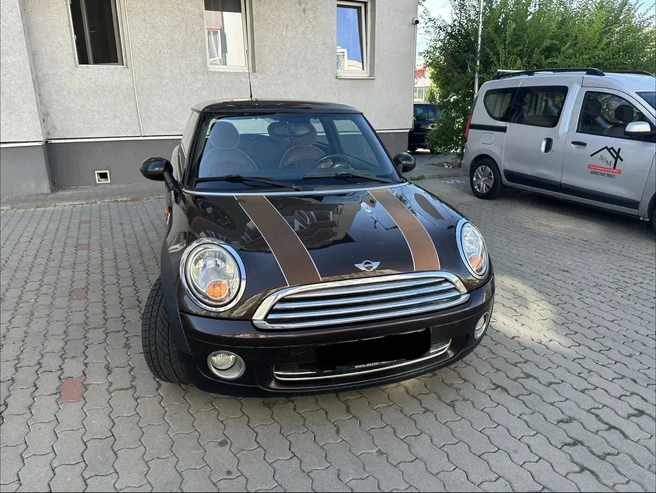     Mini Cooper. 