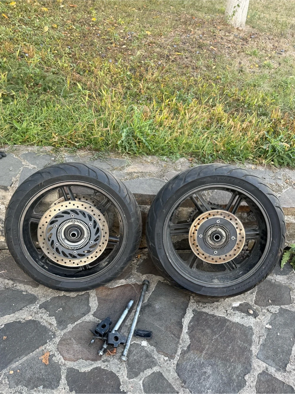 Set Roti Completa Honda CBF 600 SA (PC38) ABS - Cauciucuri Pirelli Angel GT DOT 2025 + Discuri + Axu