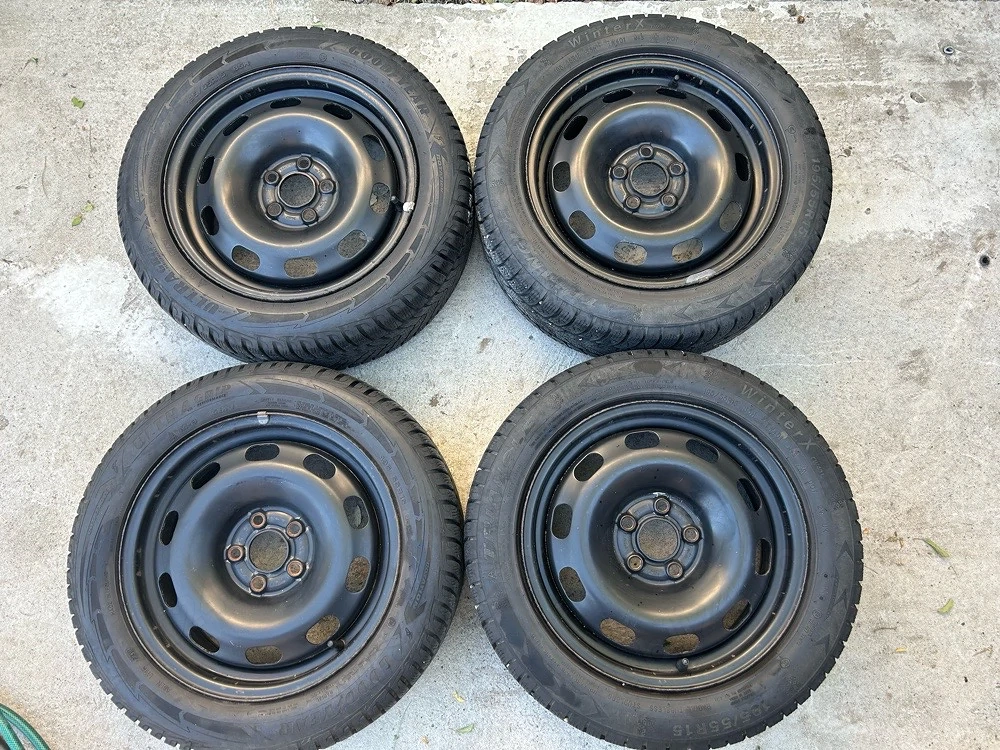 Vand 4 roti gata de montat 195 55 15 5x100 jante originale VW cauciucuri de iarna