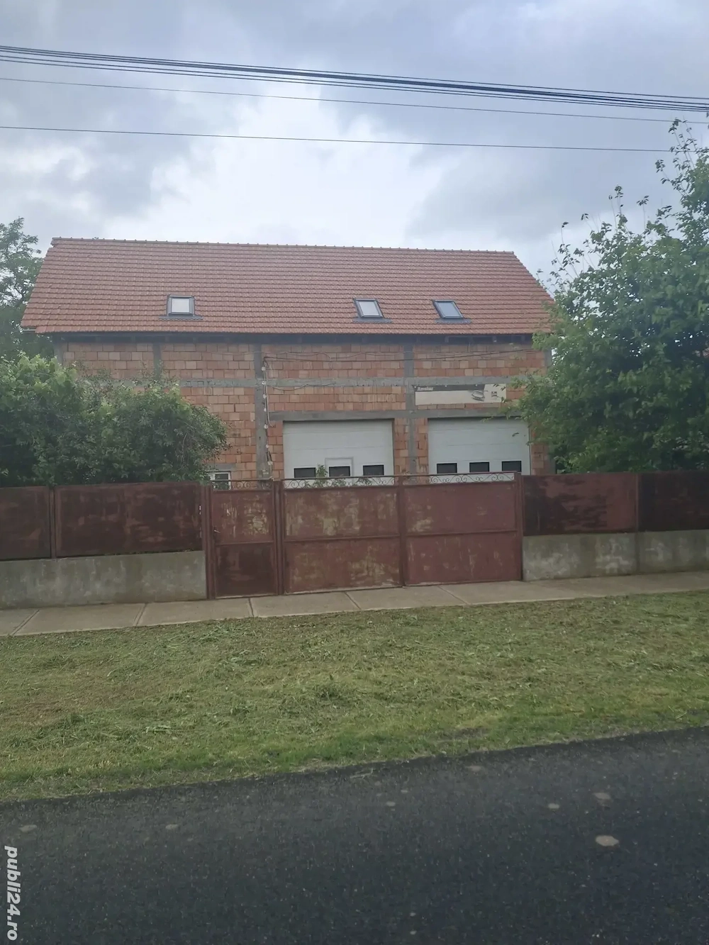 Casa la sosea in Iratosu aproape de Arad