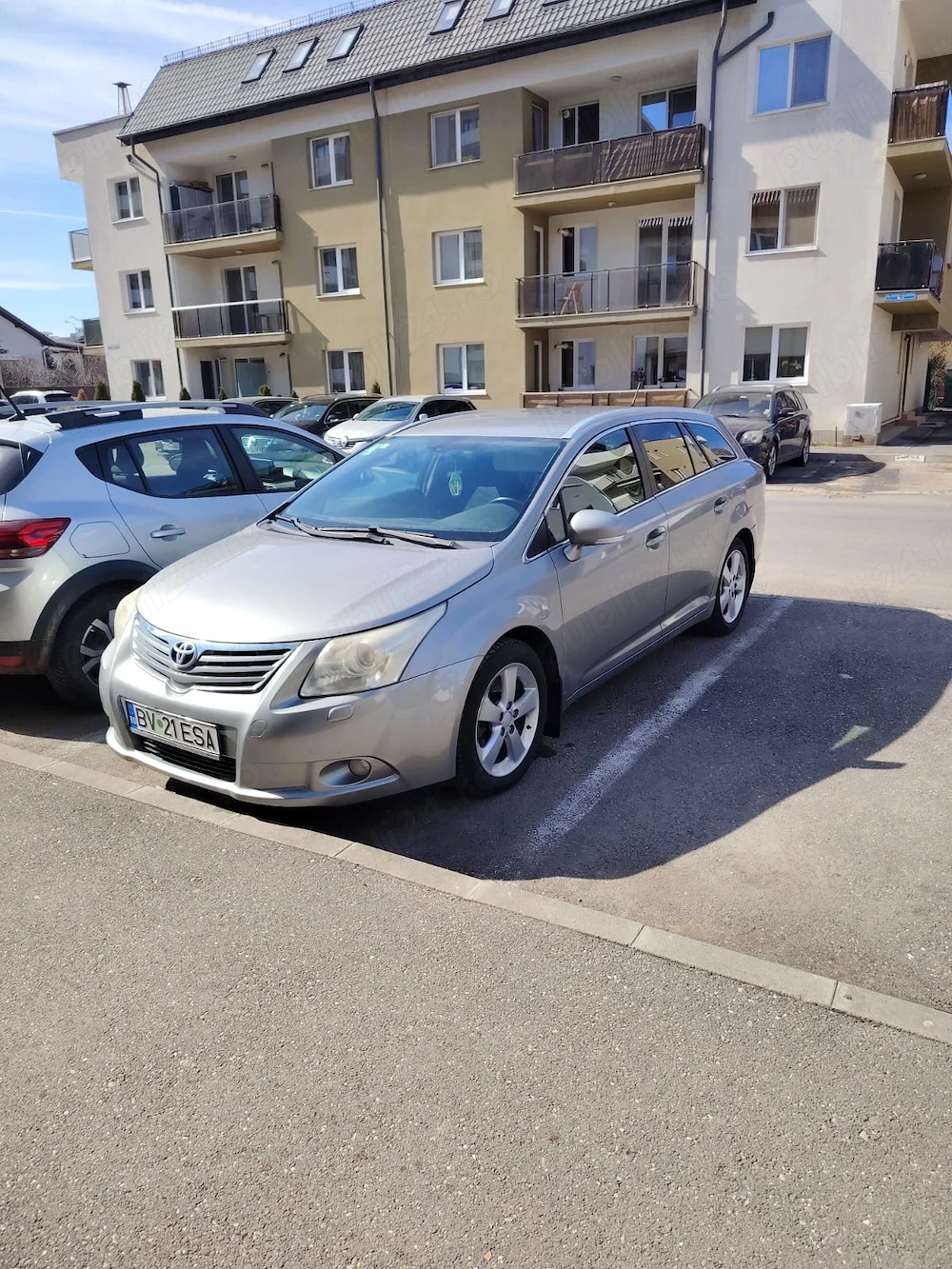 Vând Toyota avensis