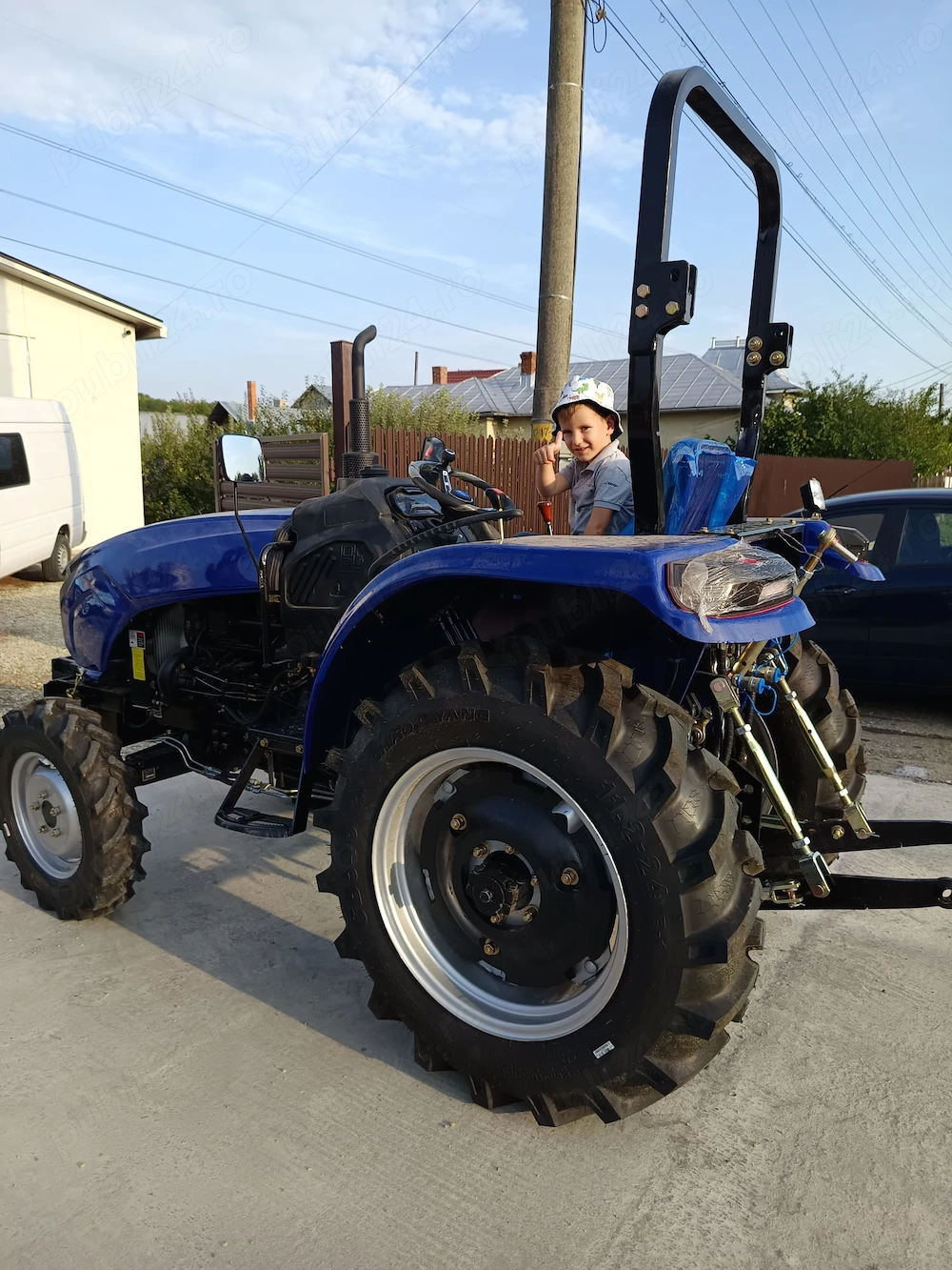 Tractor HANEY 40 cp. 4X4 și utilaje agricole