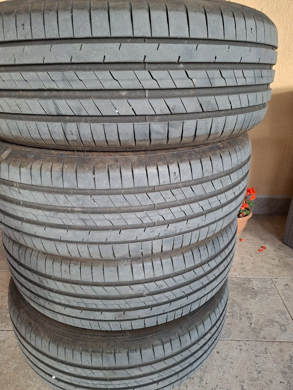 Vând 4 cauciucuri Hankook ion evo suv 225/6018