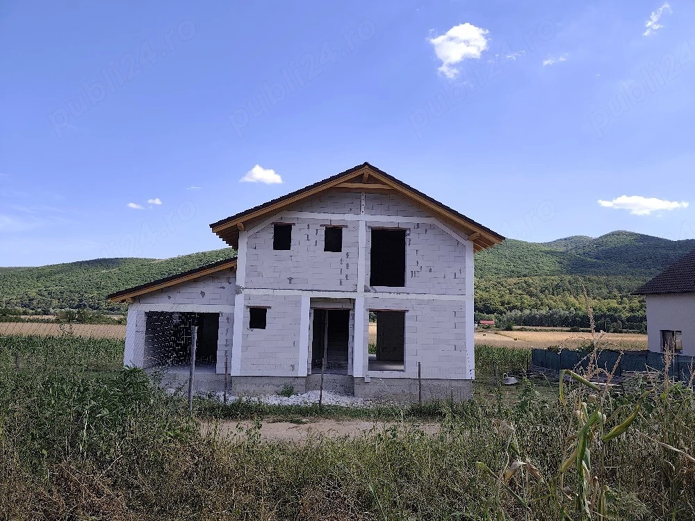 Vând casă la roșu 