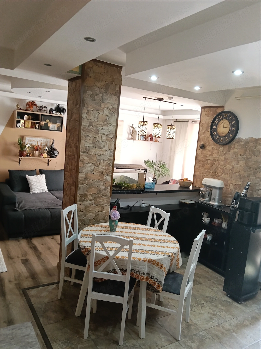 Se vinde apartament cu 4 camere modificat modern gata de mutat 