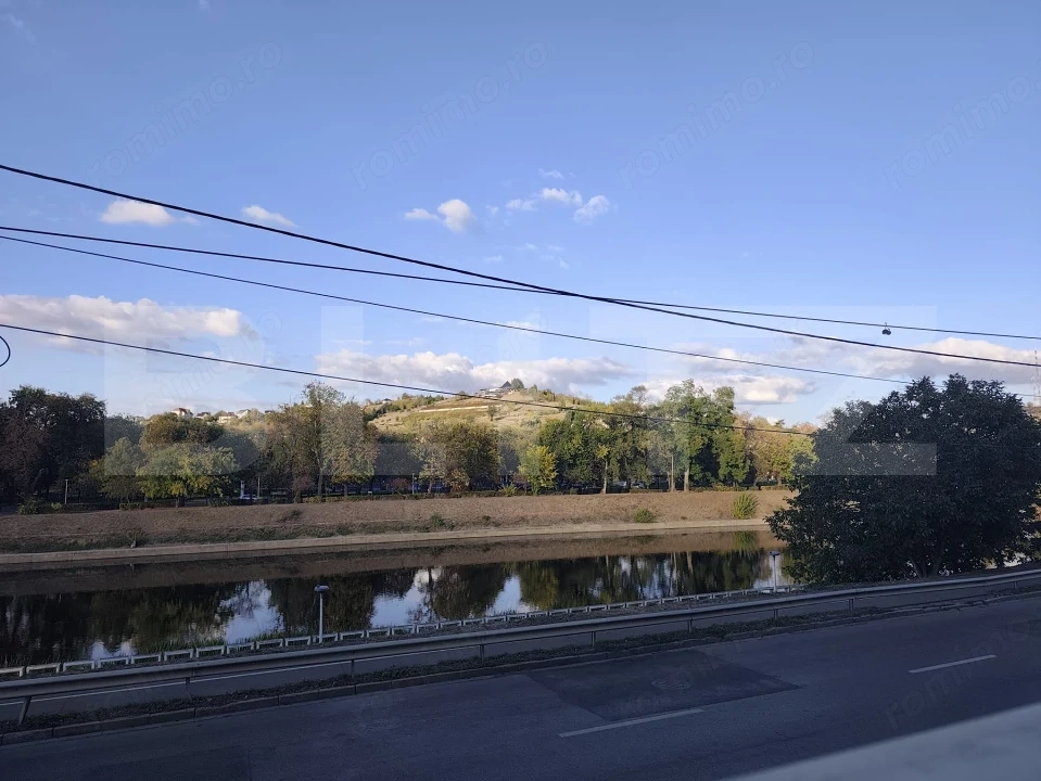 Apartament 2 camere in zona ultracentrala cu vedere la Crisul Repede