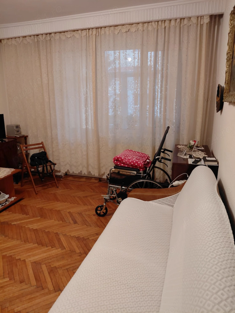 Vand apartatament 2 camere, Pitesti, Trivale, semidecomandat, parter, langa parcul Trivale