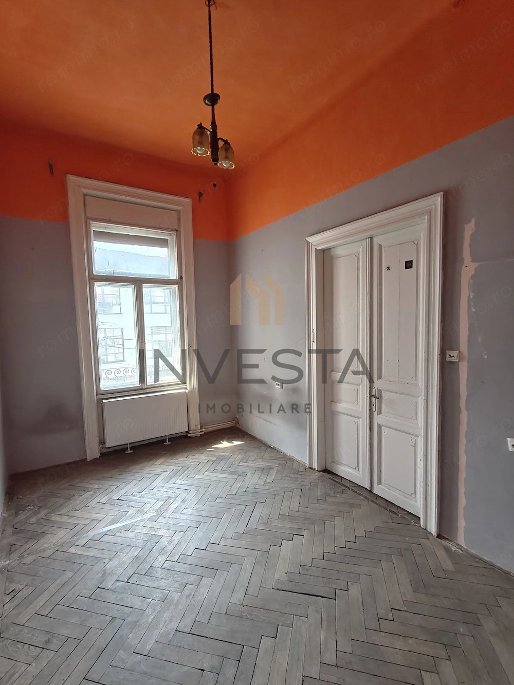 Apartament cu 2 camere cu terasa de 17 mp, tavan inalt, zona Centrala!