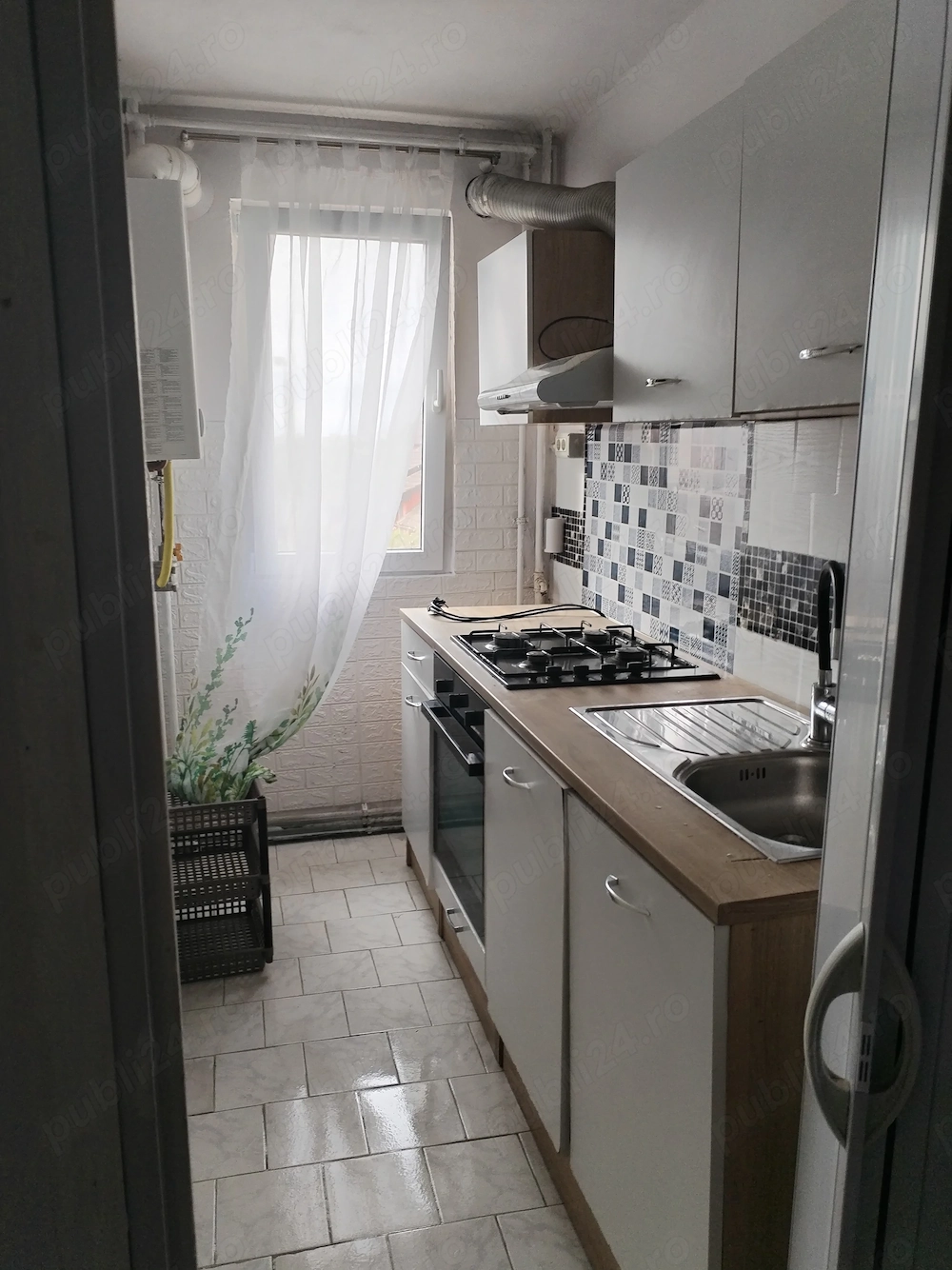 De închiriat apartament 3 camere 