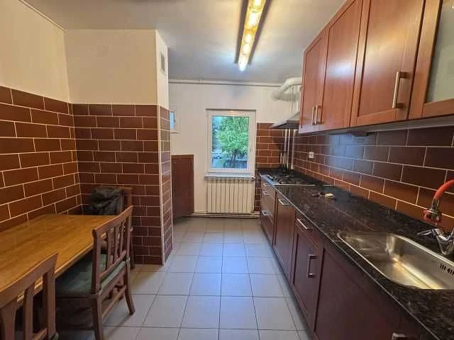 Inchiriez apart 4 camere mobilat si utilat in zona Astra pentru o familie sau studente fete eleve.