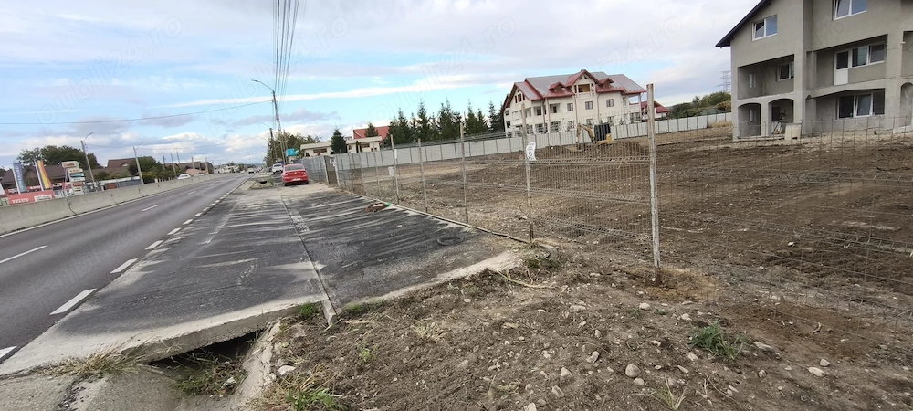 de închiriat -Teren intravilan (12.000 mp ) cu deschidere 52 m la DN73 cu clădire P+2